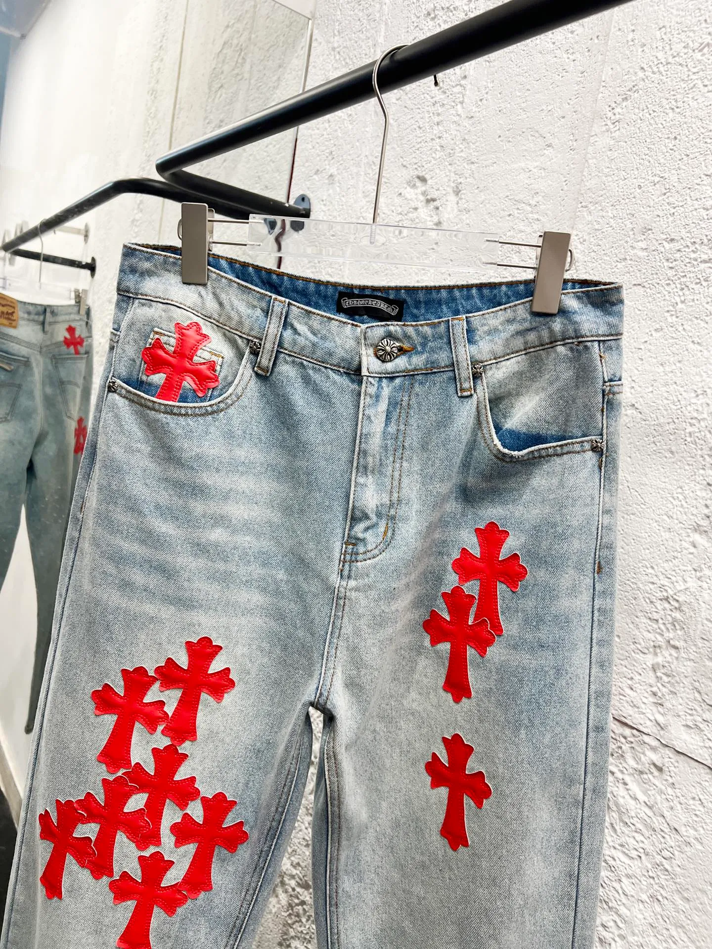P260 Style number: H853 Chrome hearts & Chrome hearts 25ss red cross patch leather jeans Chrome hearts’ logging pants are here! ! ! CH Croix Heart Double Knee Cross Patch Leather Bo1 Style Logging Pants Straight-leg Work Pants B136 Croix Heart Cross Sanskrit Overalls Price 24W Level, patchwork cross pattern embellishment, high-waisted washed jeans! ! Absolutely high-end luxury products, 1.9W level god-level single products, super popular products, made by top heavy industry, not to be missed. About Zangyin, this is an extremely luxurious fashion brand, which can also be called the nobles of the high street. It has always been an exclusive brand of some hipsters or rich second generation. Compared with ordinary high streets, it is more luxurious and noble. Compared with luxury brands, it has a more fashionable personality and has always been a brand that I have a special liking for. Imported yarn is custom-woven into high-density twill canvas, which ensures a crisp silhouette while also making the fabric feel very delicate. It follows the B01 classic silhouette, with a crisp and stylish upper body. The ready-made garments are stone-ground and fermented and washed, so they can be matched with any style. Buttons and brushed zinc are washed with genuine YKK retro metal products. Double-layered canvas on the front. Perfect details. All hardware is perfect. Size: 30-32-34-36 Color: blue pants and red leather